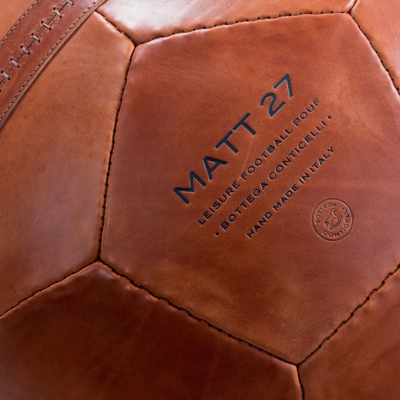 Pouf grande con pallone da calcio marrone