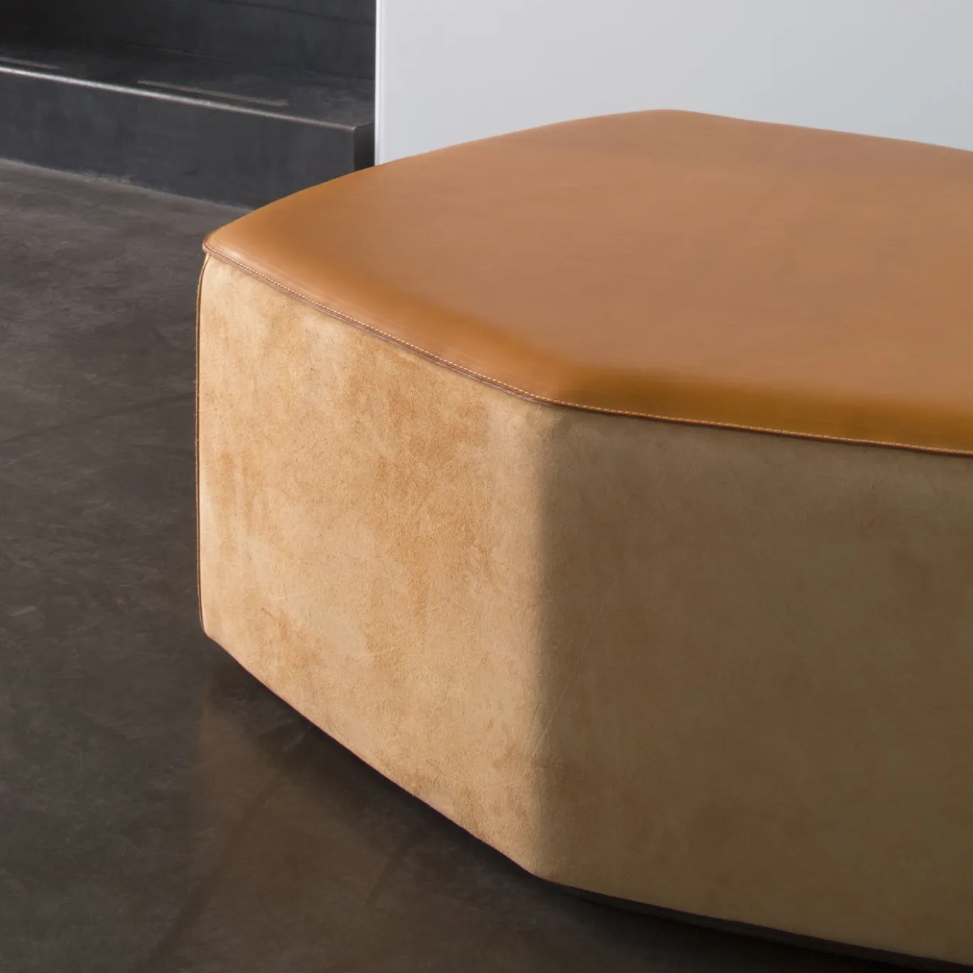 Pouf Grande in Pelle color Suola