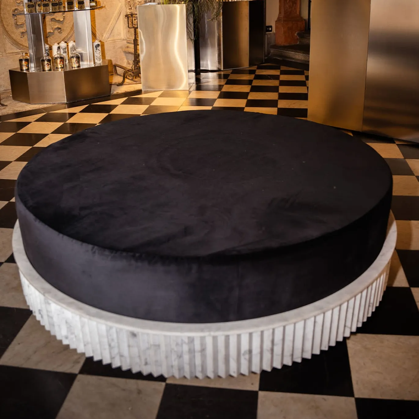 Pouf Grande Spike in Velluto Nero e Marmo di Carrara di Nick Maltese
