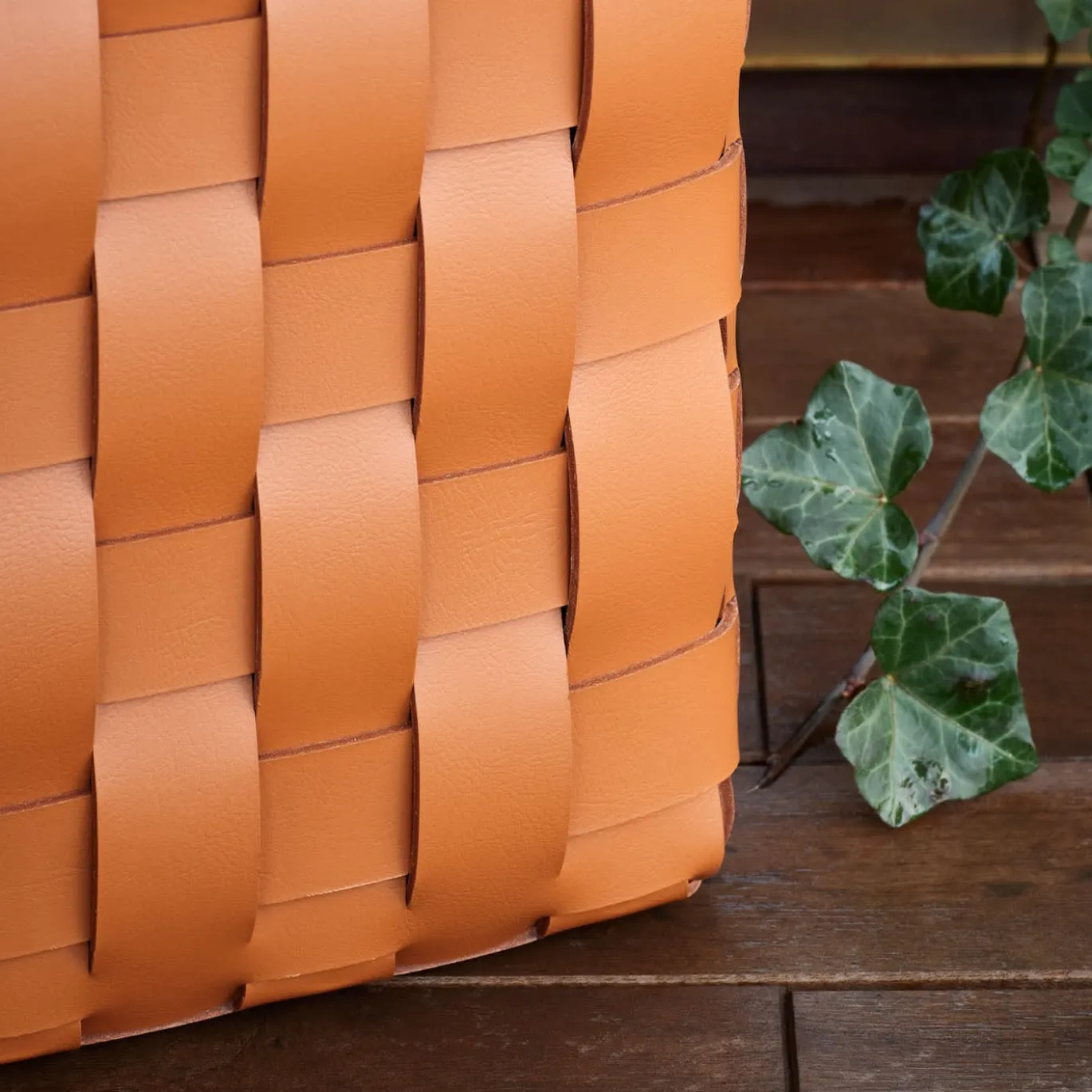 Pouf imbottito in pelle color cognac Bottega