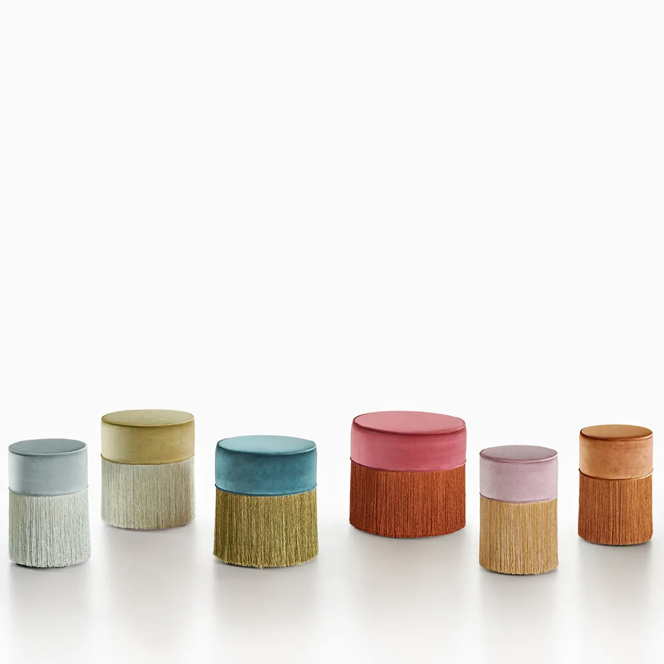 Pouf in legno di faggio a cilindro rosa con frangia in rame