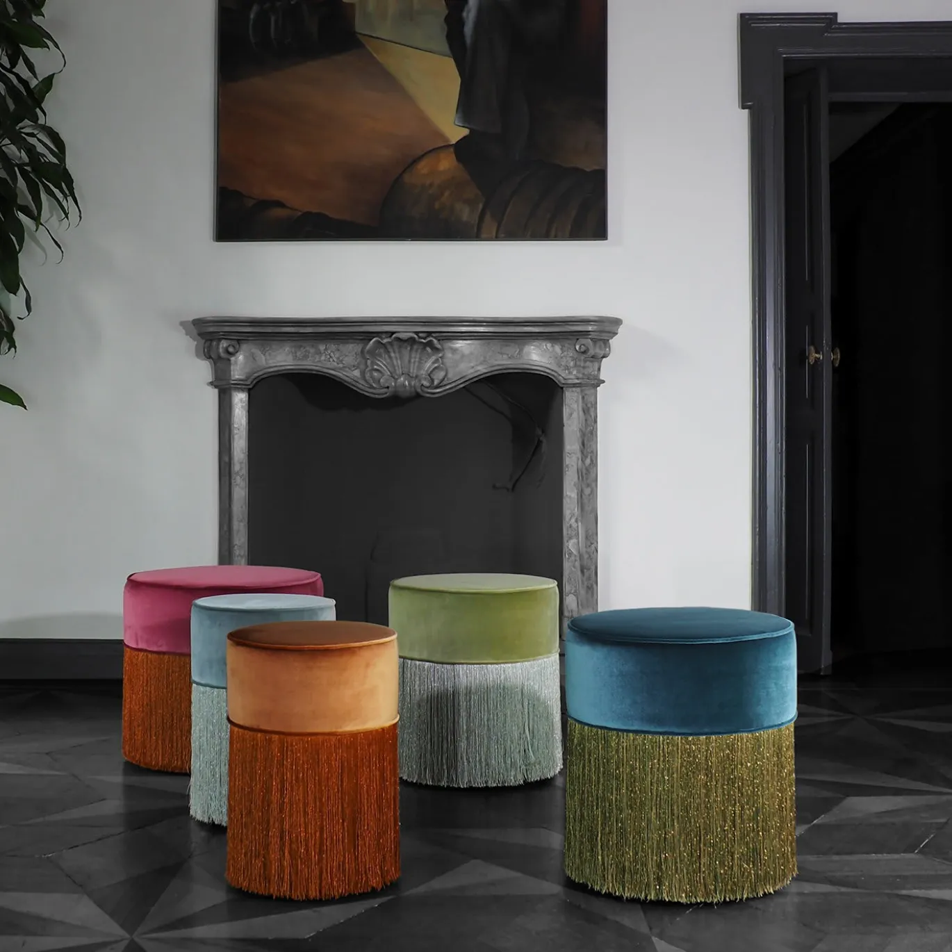 Pouf in legno di faggio a cilindro rosa con frangia in rame