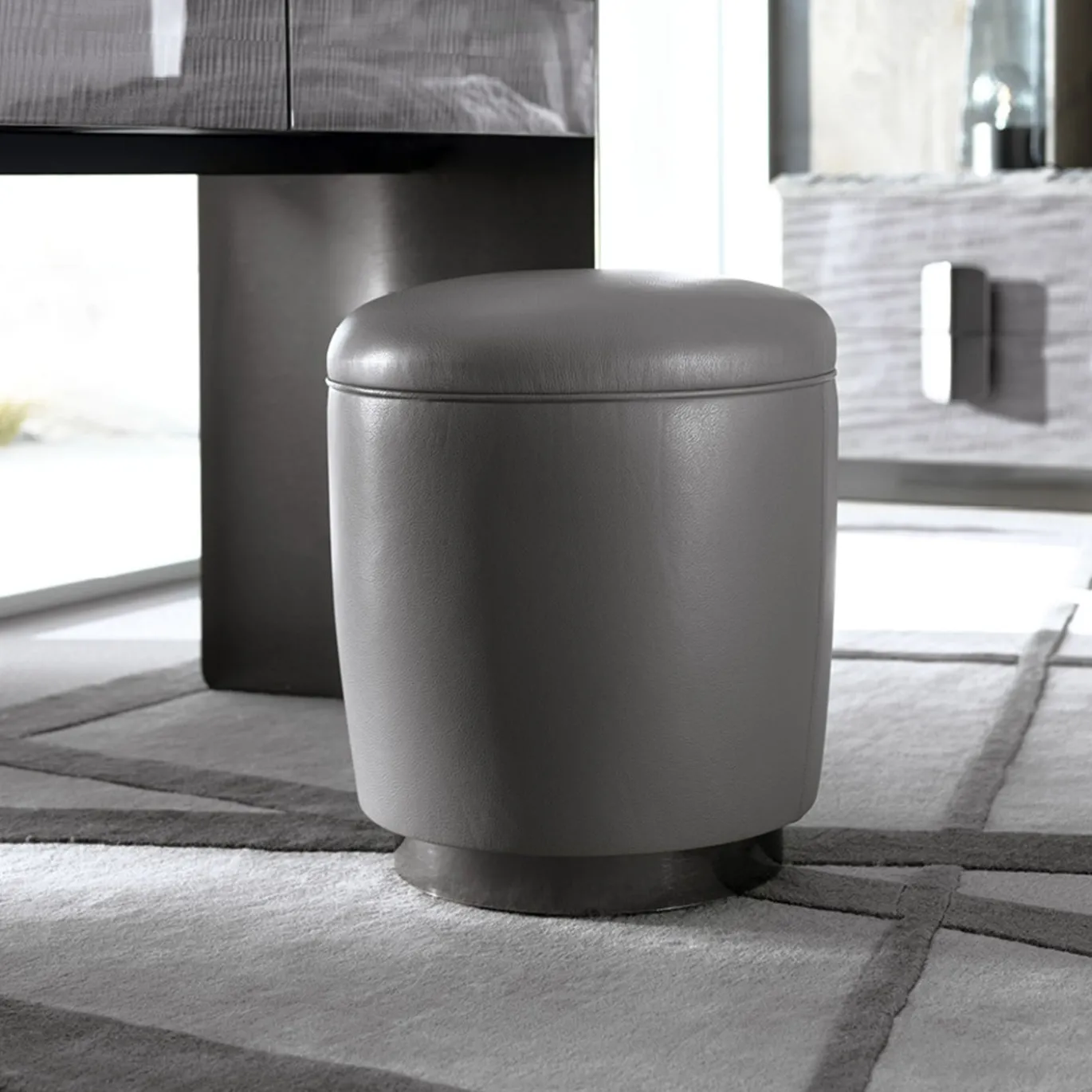 Pouf in pelle grigia