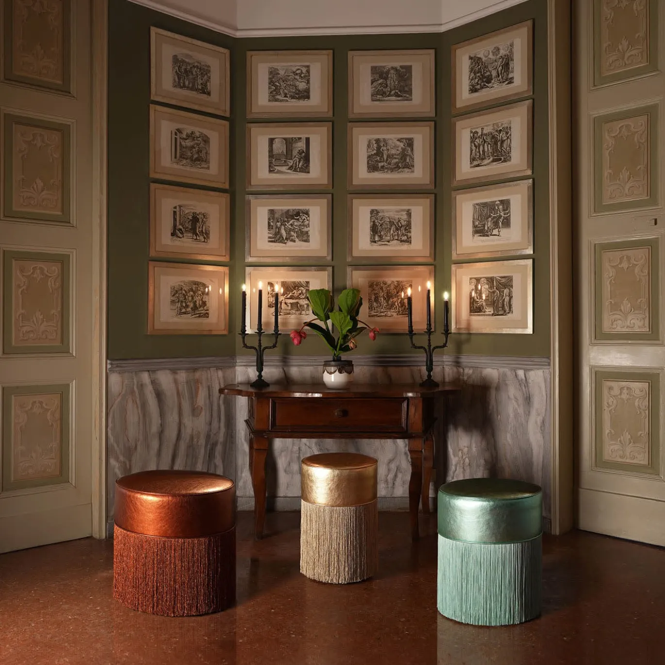Pouf in pelle metallizzata bronzo brillante con frange in lurex