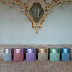 Pouf in pelle metallizzata color oro con frange in lurex
