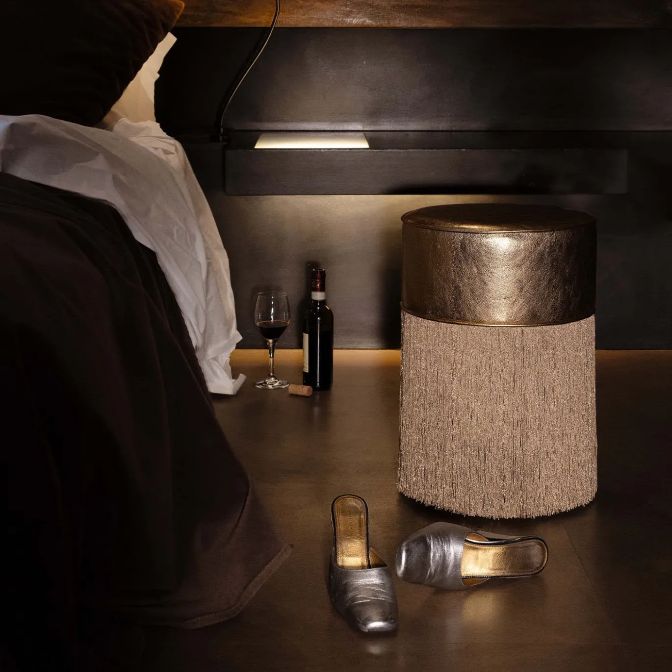 Pouf in pelle metallizzata color oro di Lorenza Bozzoli