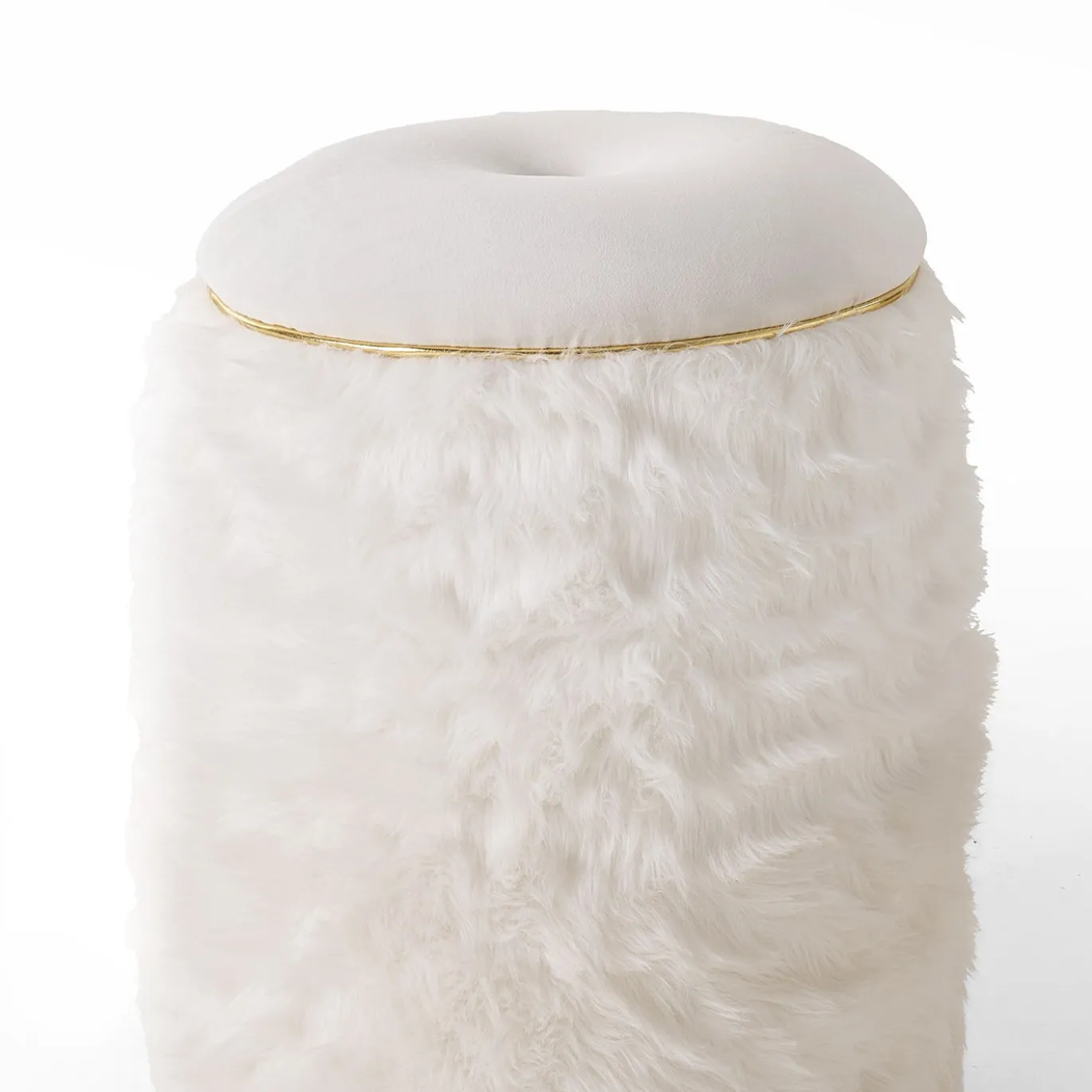 Pouf in pelliccia bianca con rifiniture dorate