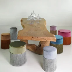 Pouf in rame scintillante con frangia in rame