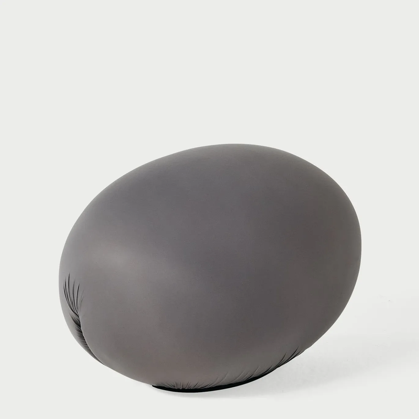 Pouf in tessuto tecnico grigio Tato di Denis Santachiara