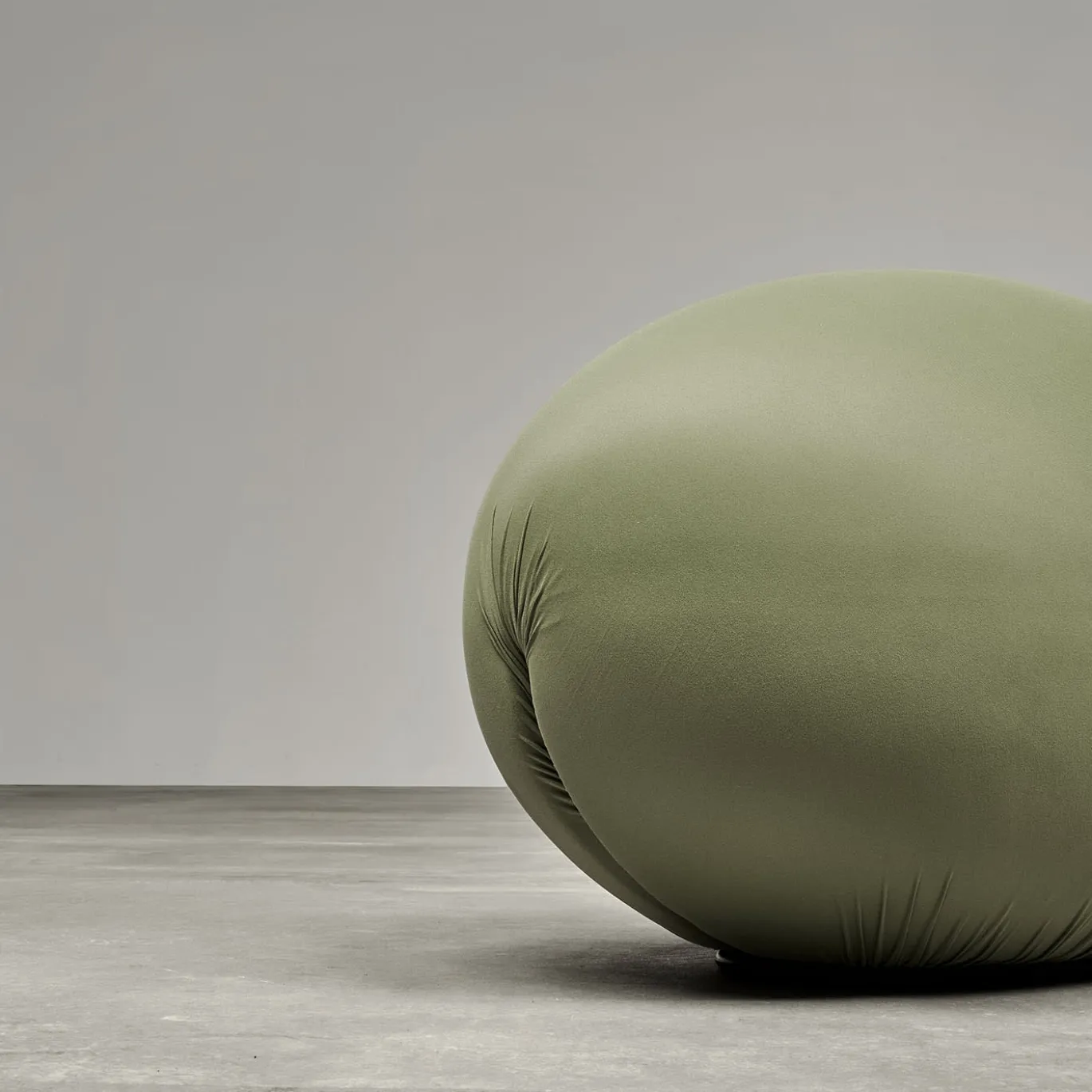 Pouf in tessuto tecnico verde Tato di Denis Santachiara