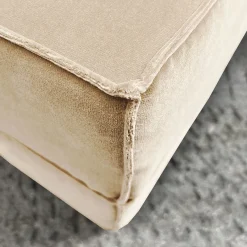 Pouf in velluto beige Docker