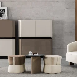 Pouf Iseo in tessuto marrone e pelle beige disegnato da Marco Piva