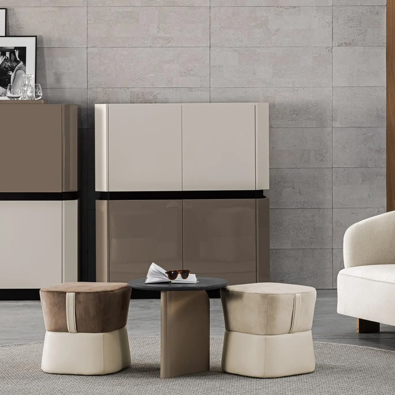 Pouf Iseo in tessuto marrone e pelle beige disegnato da Marco Piva