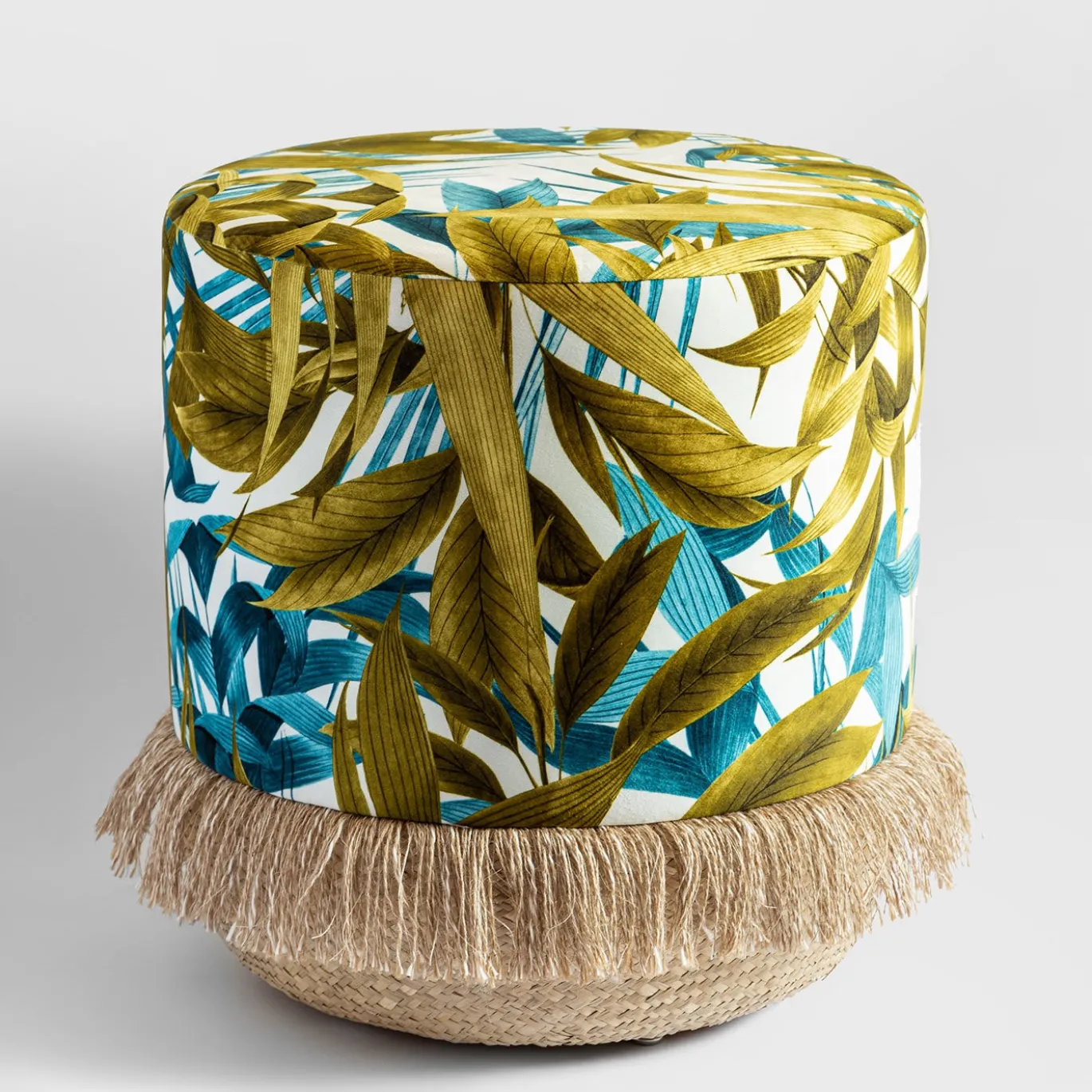 Pouf Las Palmas con foglie di palma e base in cesta