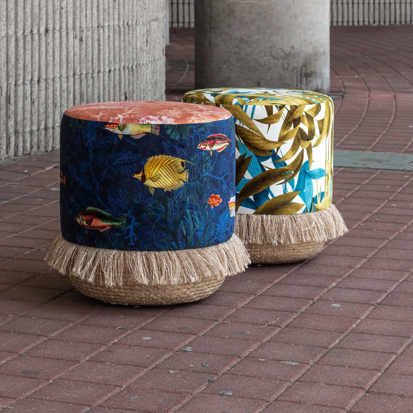 Pouf Las Palmas con foglie di palma e base in cesta