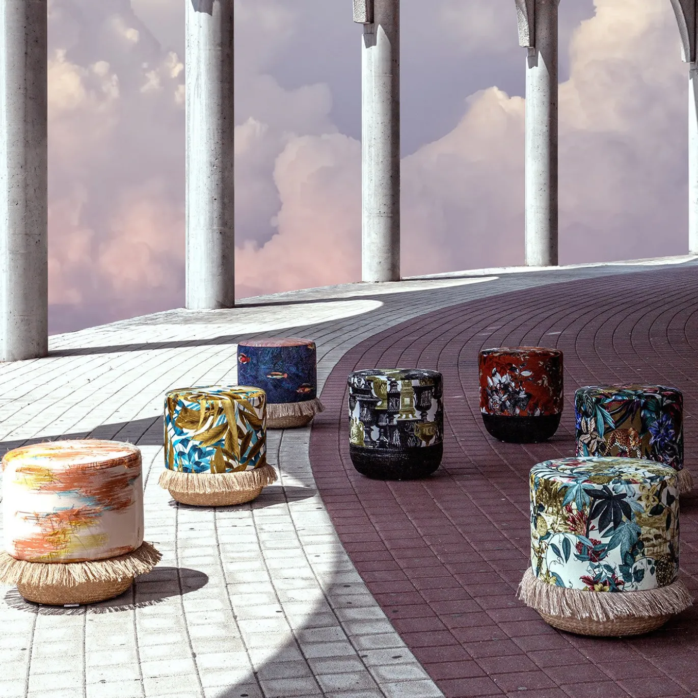 Pouf Las Palmas con foglie di palma e base in cesta