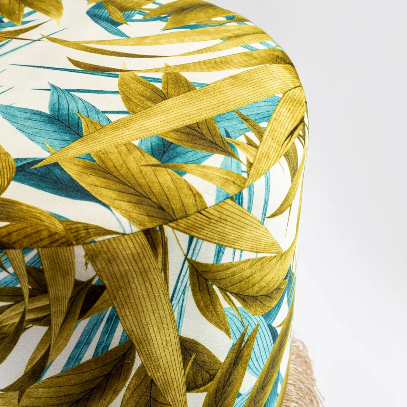 Pouf Las Palmas con foglie di palma e base in cesta