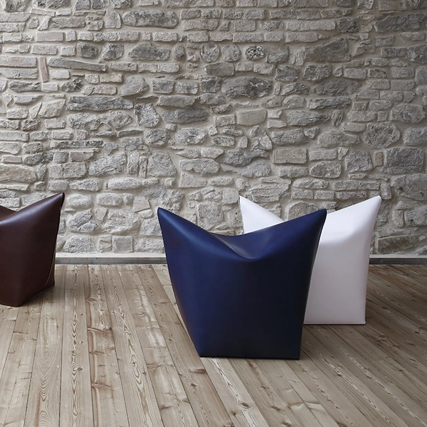 Pouf Mao in pelle marrone scuro di Viola Tonucci