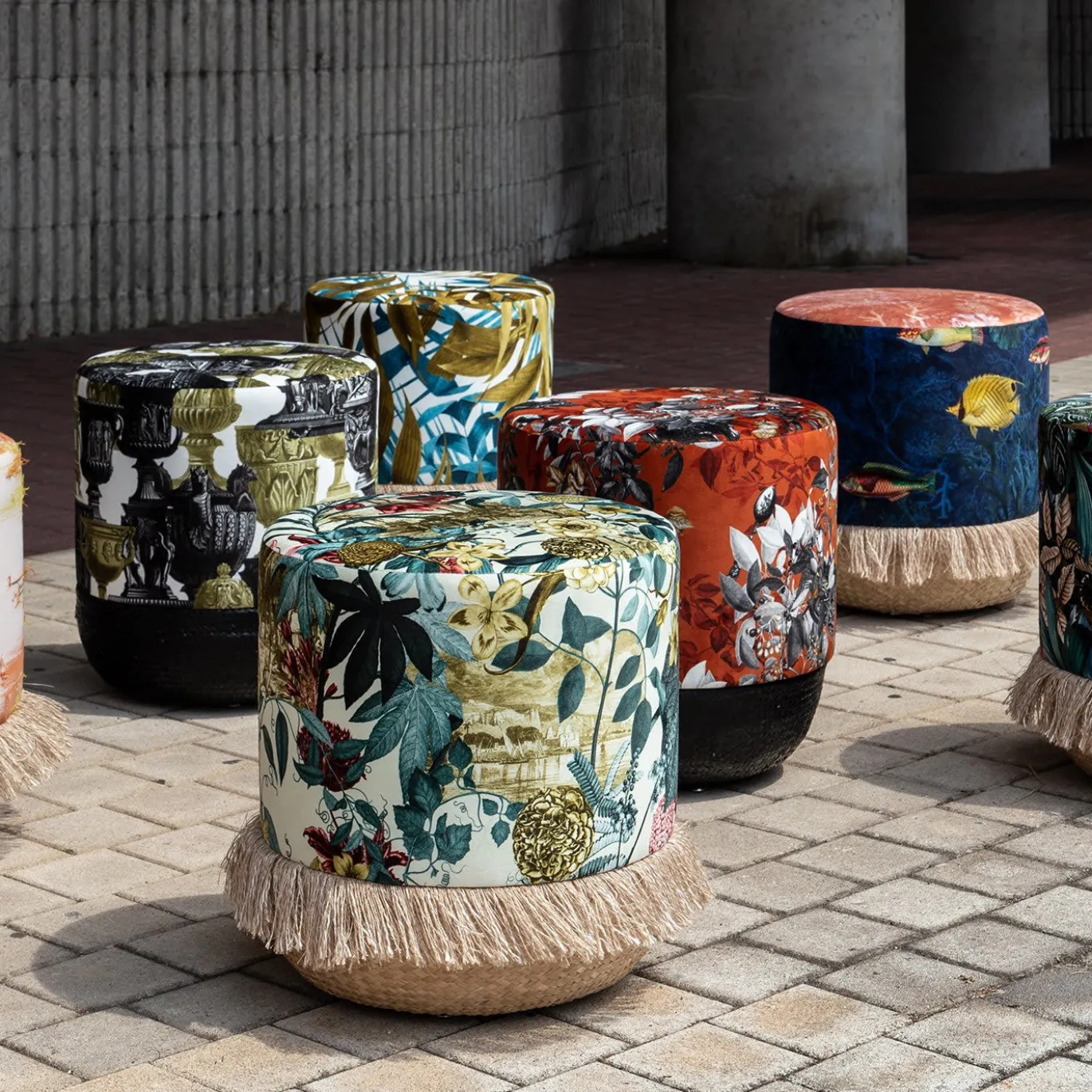 Pouf Notti d'Oriente con fantasia botanica e base in cesta
