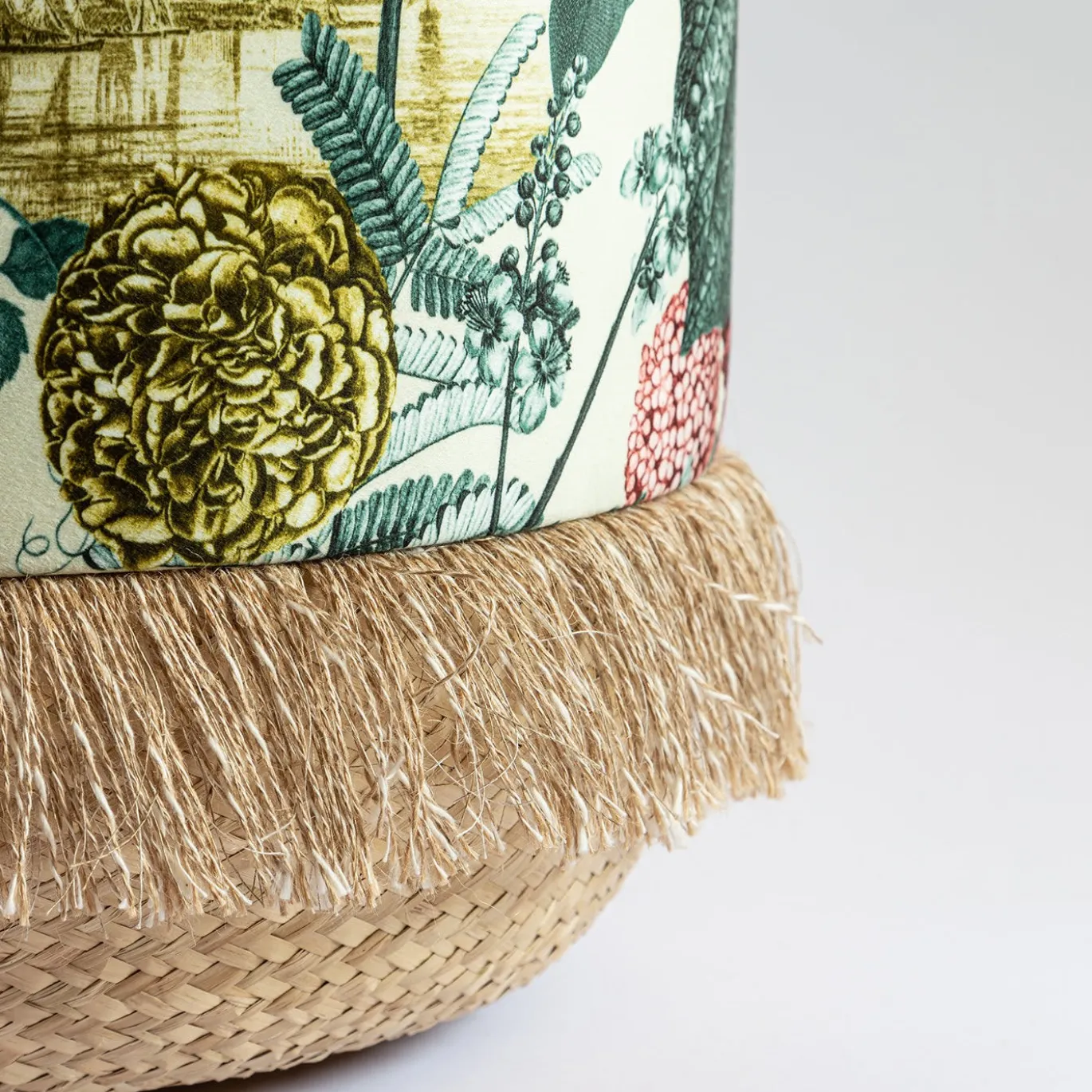 Pouf Notti d'Oriente con fantasia botanica e base in cesta