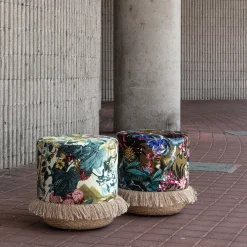 Pouf Notti d'Oriente con fantasia botanica e base in cesta