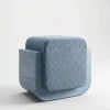 Pouf Oggi con cuscino azzurro e base in marmo