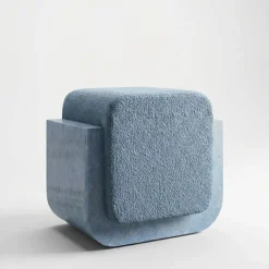 Pouf Oggi con cuscino azzurro e base in marmo