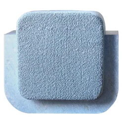 Pouf Oggi con cuscino azzurro e base in marmo