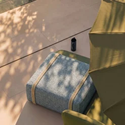 Pouf per esterni quadrato Docker Maxi in tessuto sablé chenille blu ciano