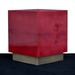 Pouf rosso in pelle di capra con base in ottone