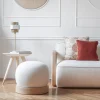 Pouf rotondo Bon Bon con base in rovere della Collezione Riviera