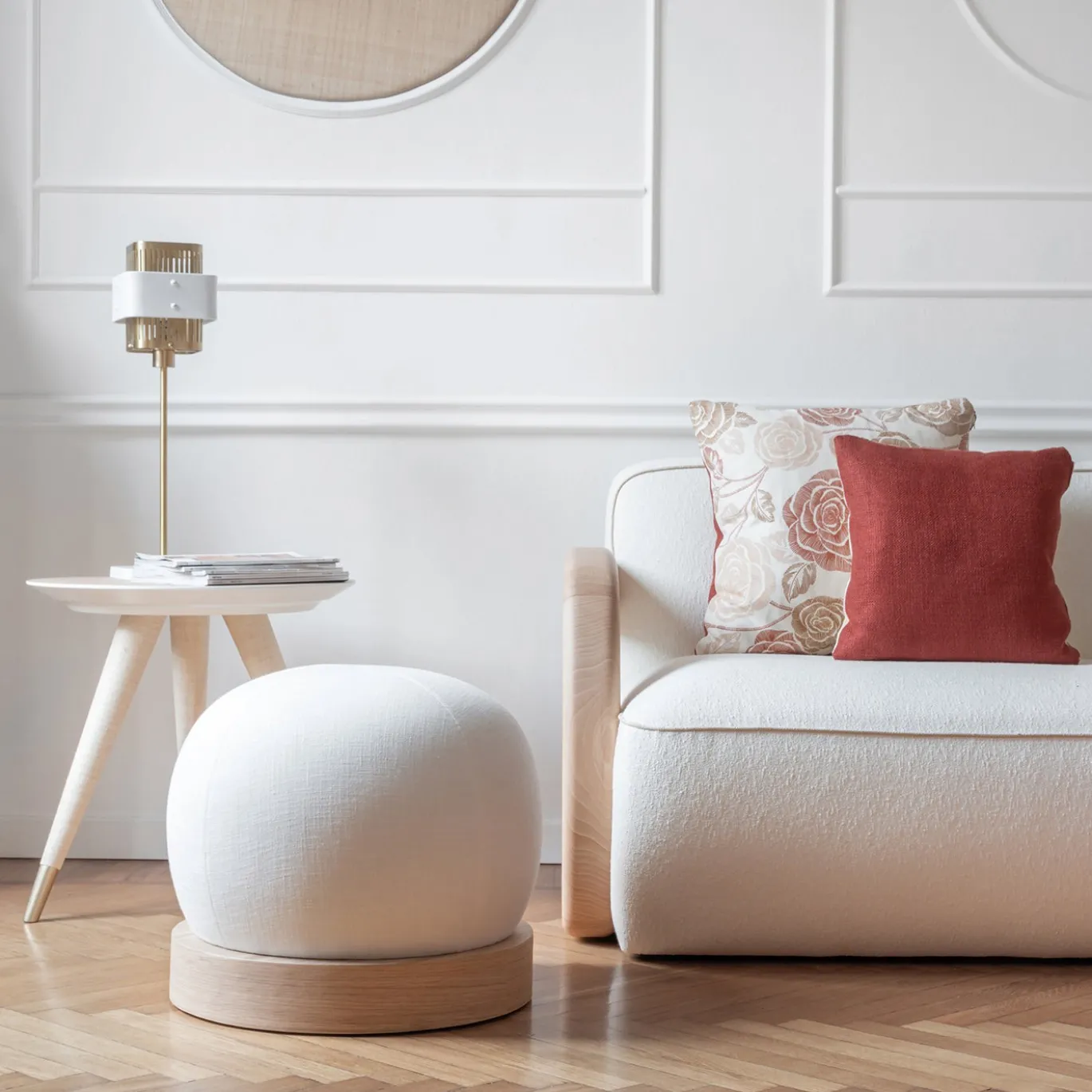 Pouf rotondo Bon Bon con base in rovere della Collezione Riviera