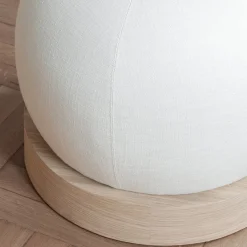 Pouf rotondo Bon Bon con base in rovere della Collezione Riviera
