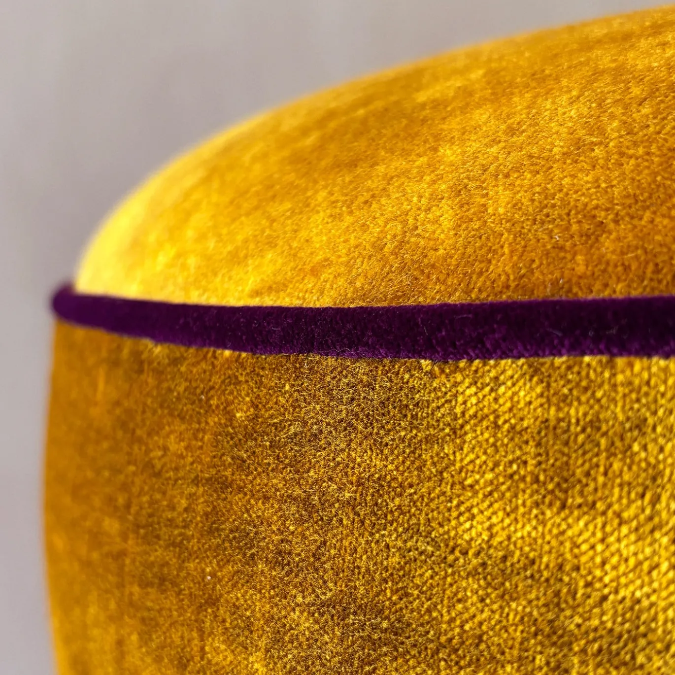 Pouf rotondo in velluto giallo e rosa