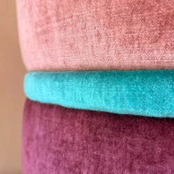 Pouf tondo in velluto rosa e viola con ricamo