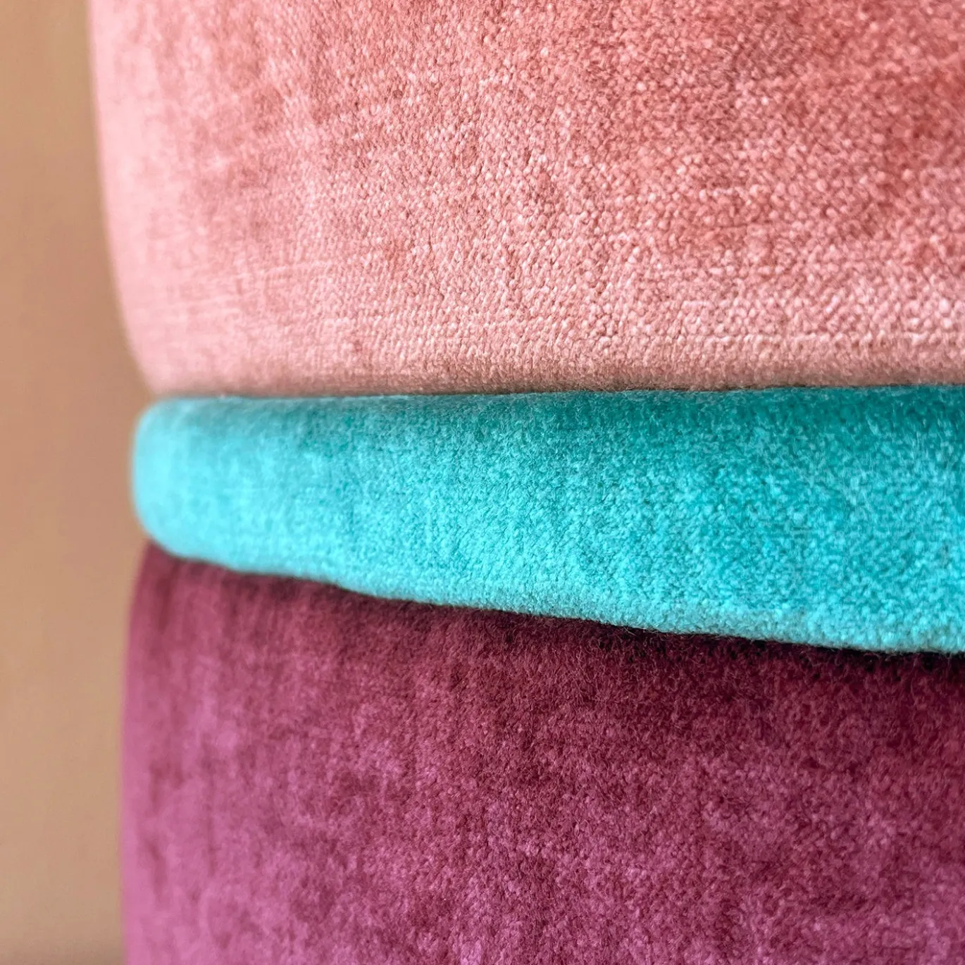 Pouf tondo in velluto rosa e viola con ricamo