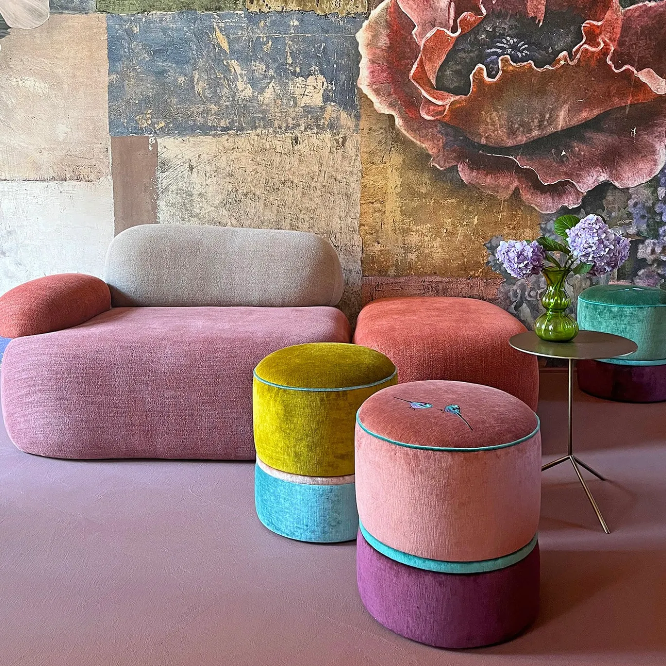 Pouf tondo in velluto rosa e viola con ricamo