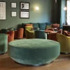 Pouf tondo Margot in velluto verde con base in legno