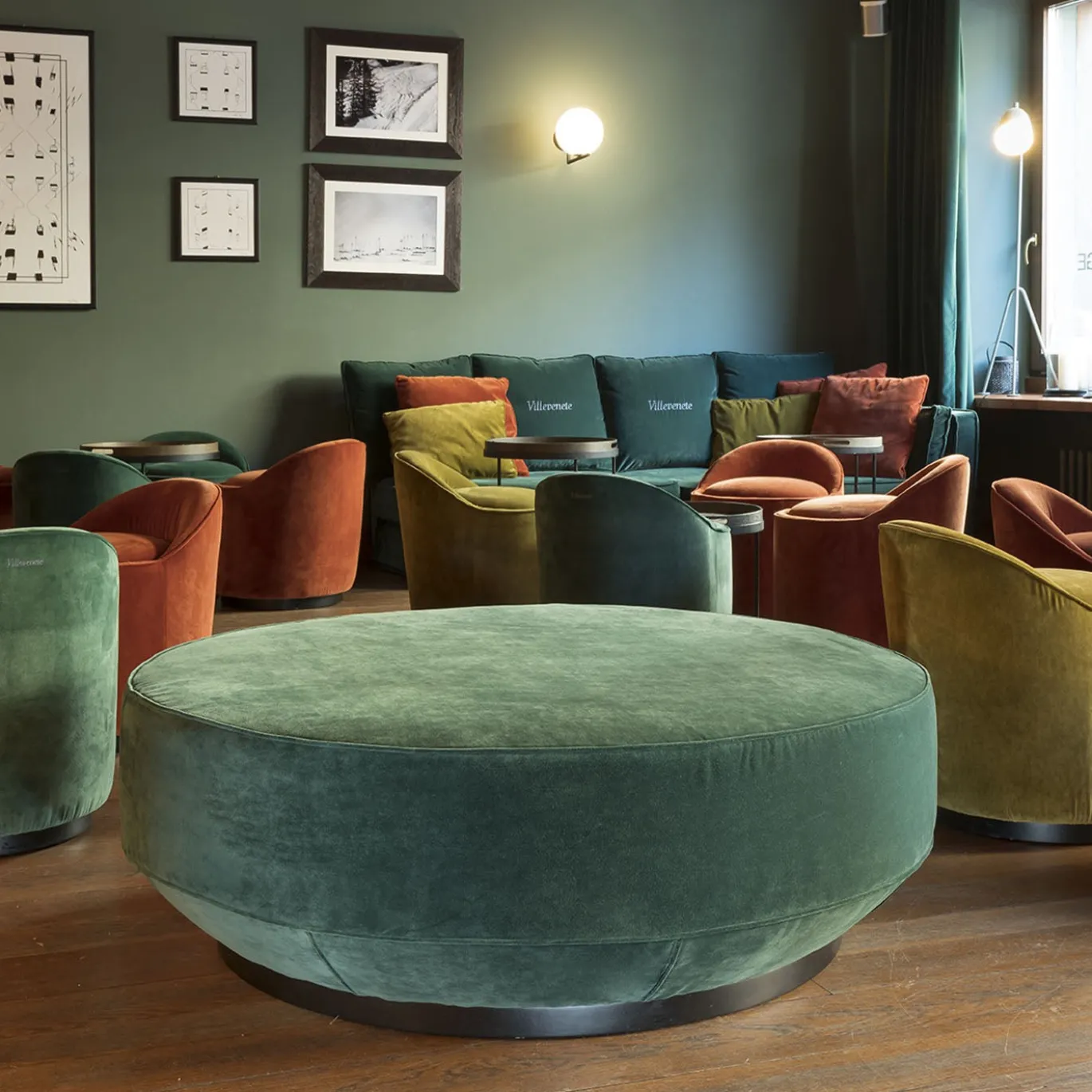 Pouf tondo Margot in velluto verde con base in legno