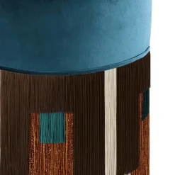 Pouf Treasure in velluto blu con frange marroni di Lorenza Bozzoli