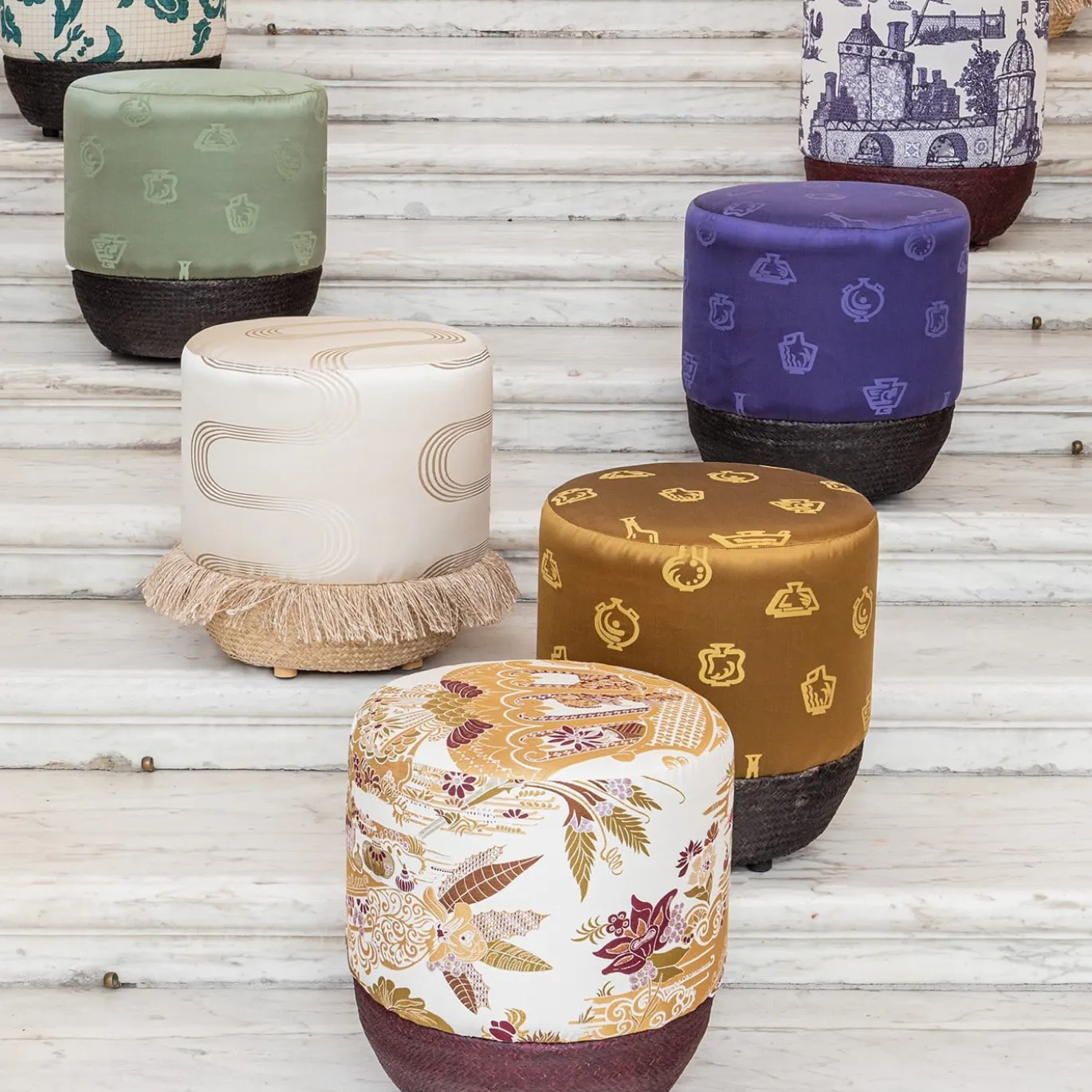 Pouf Vague Avorio con tessuto d'archivio Rubelli e base in cesta