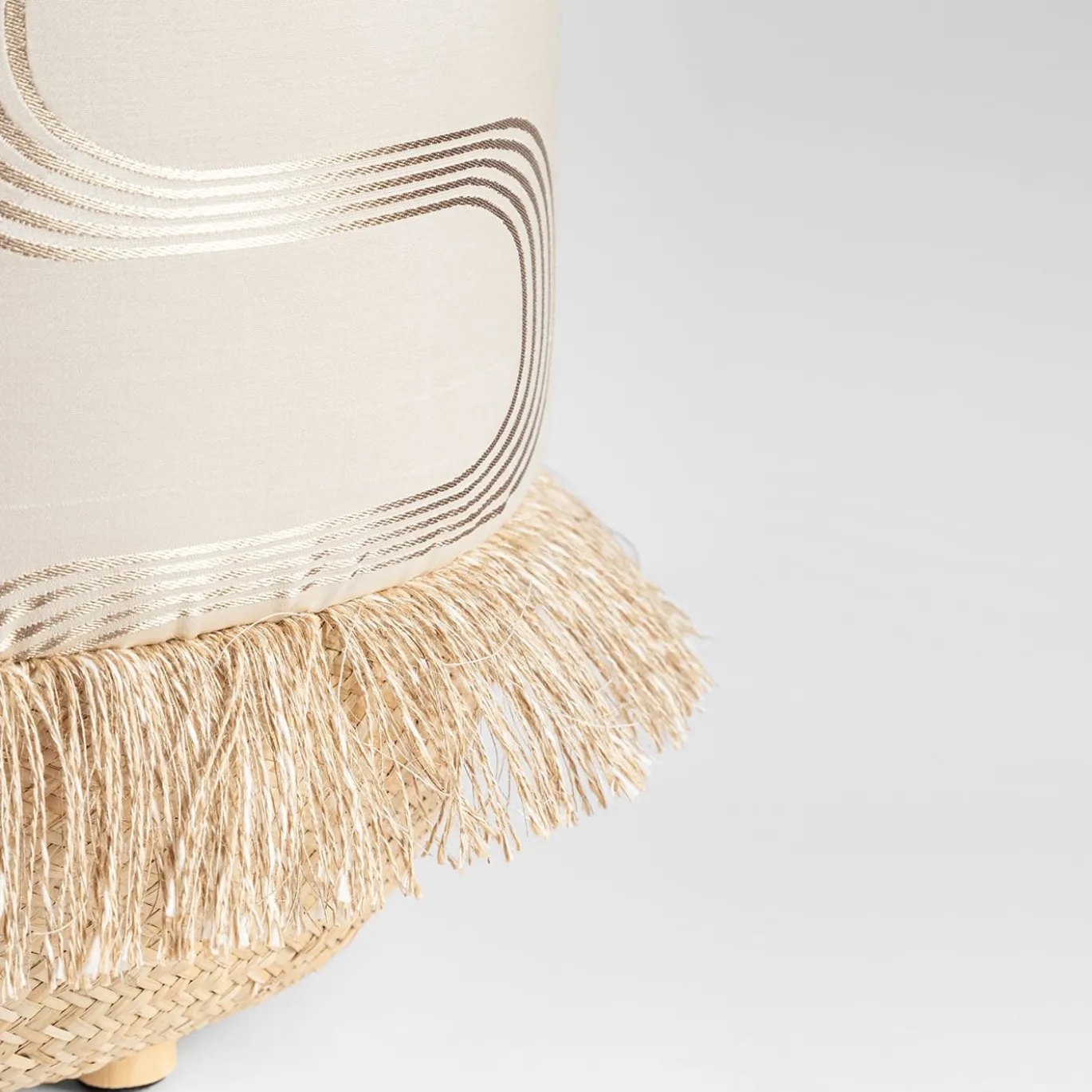 Pouf Vague Avorio con tessuto d'archivio Rubelli e base in cesta