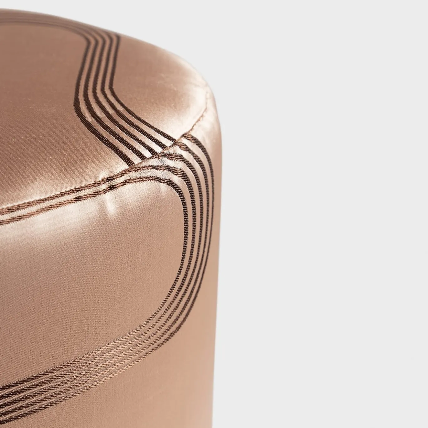 Pouf Vague Rosa con tessuto d'archivio Rubelli e base in cesta