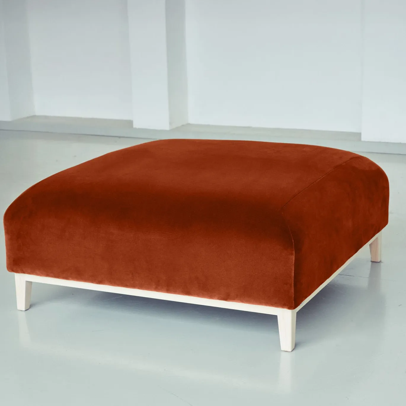 Pouf Zeno Eco In Velluto Arancione E Marrone Di Brian Sironi