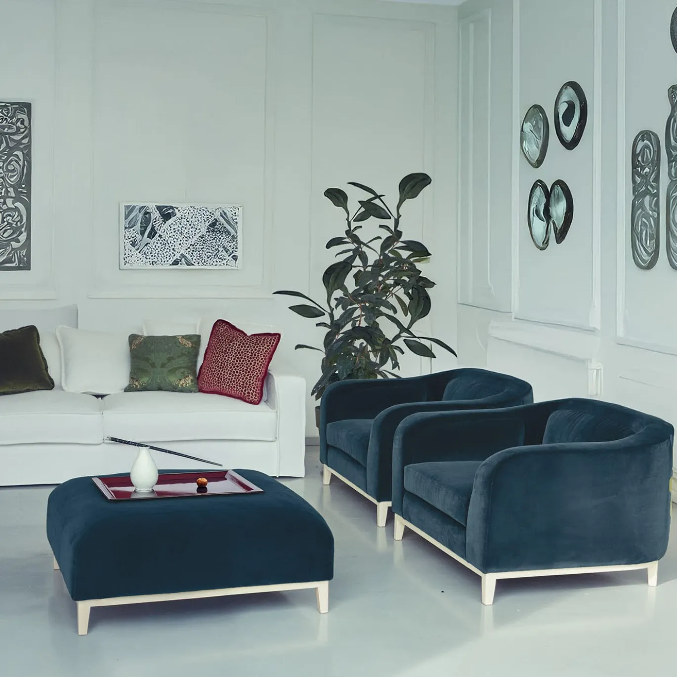 Pouf Zeno Eco In Velluto Blu Scuro Di Brian Sironi