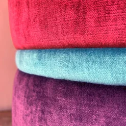 Puf tondo in velluto rosso e viola con ricamo