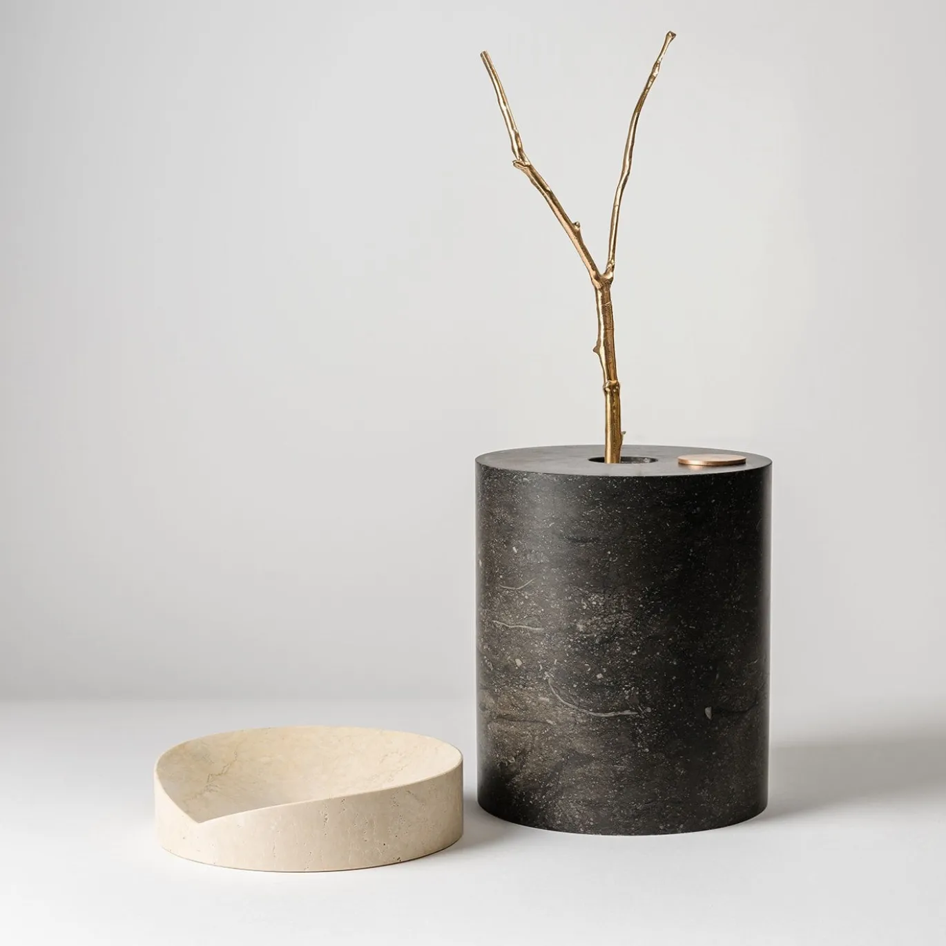 Qui e Ora Ostuni Vaso in travertino e marquina nera