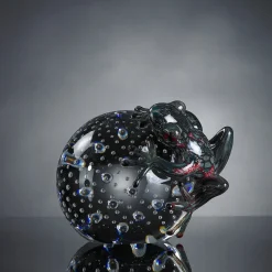 Rana di vetro verde petrolio su sfera