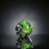 Rana di vetro verde su sfera