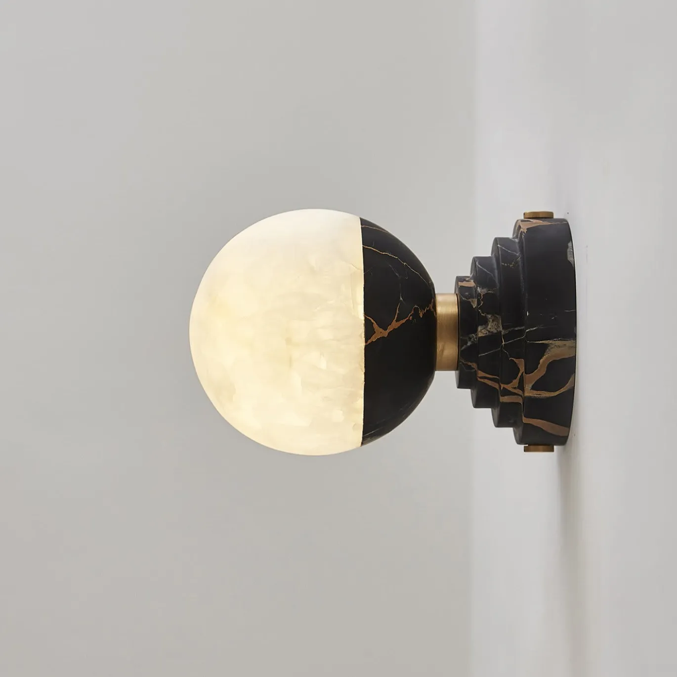 Sconce Lunar in marmo Portoro e onice